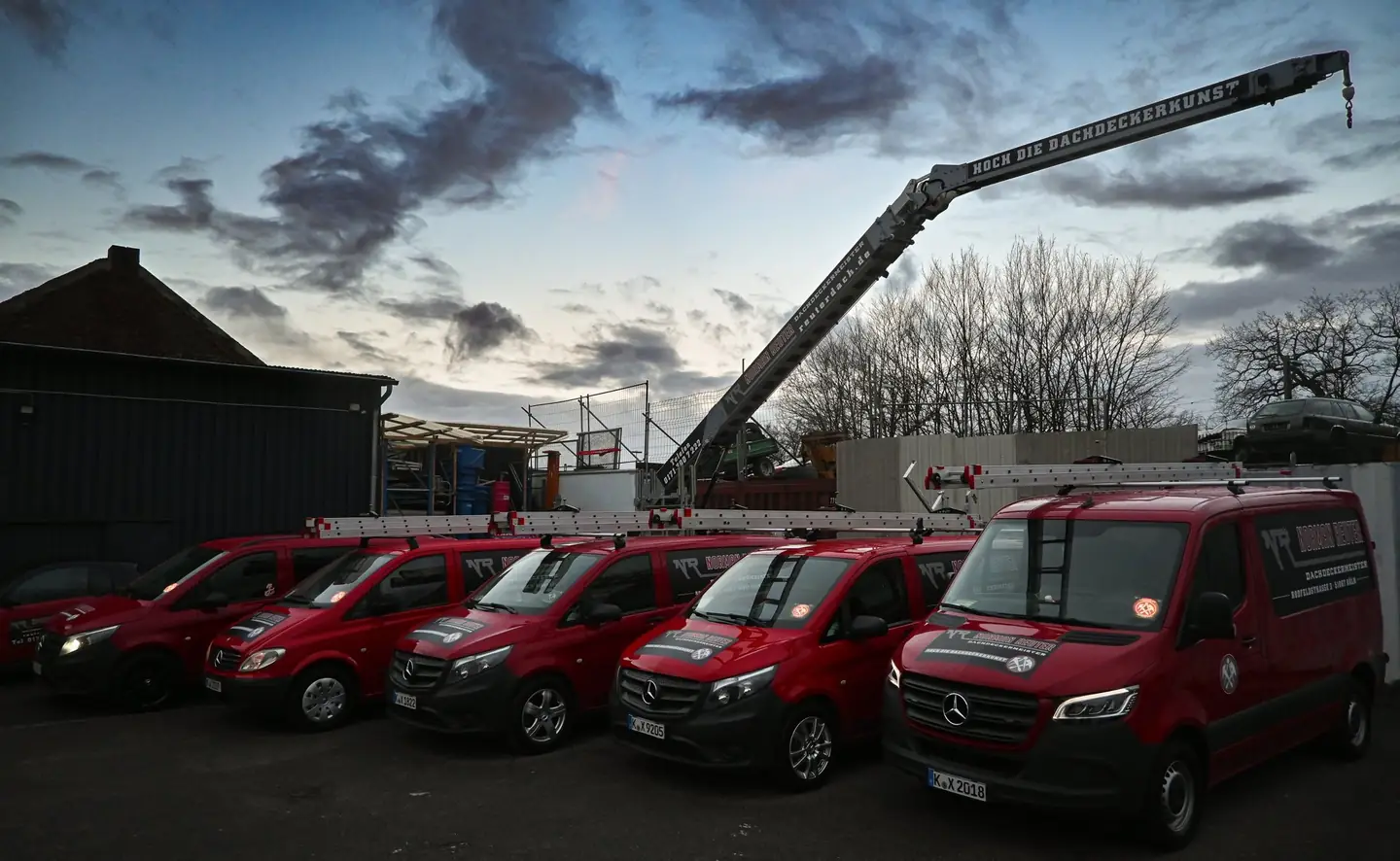 Fuhrpark mit Kran