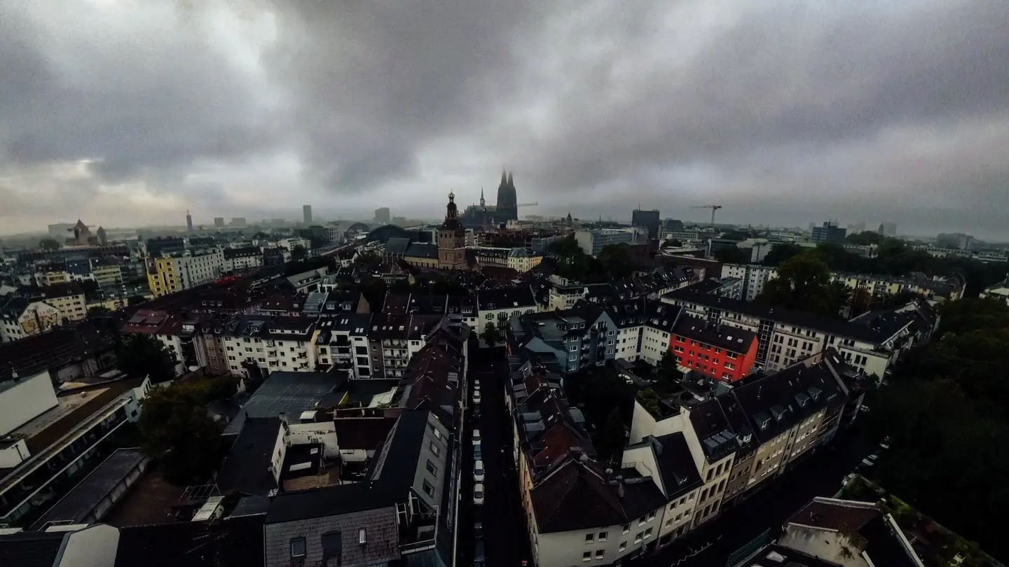 Drohnenblick über Köln mit dem Dom am Horizont