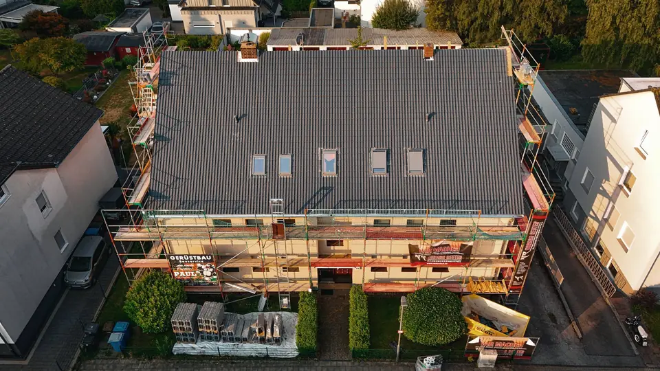 Neu eingedecktes Steildach eines Mehrfamilienhauses, Drohnenaufnahme