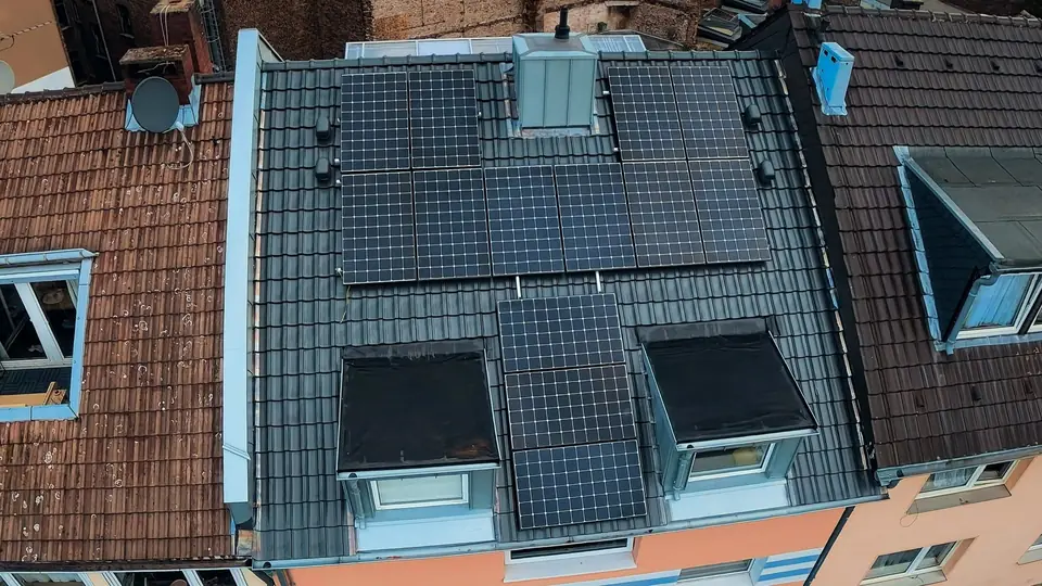 Dasselbe Steildach nach der Sanierung mit wieder montierter Photovoltaik