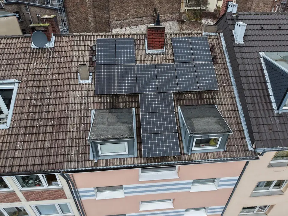 Steildach eines Mehrfamilienhauses vor der Sanierung, Drohnenaufnahme